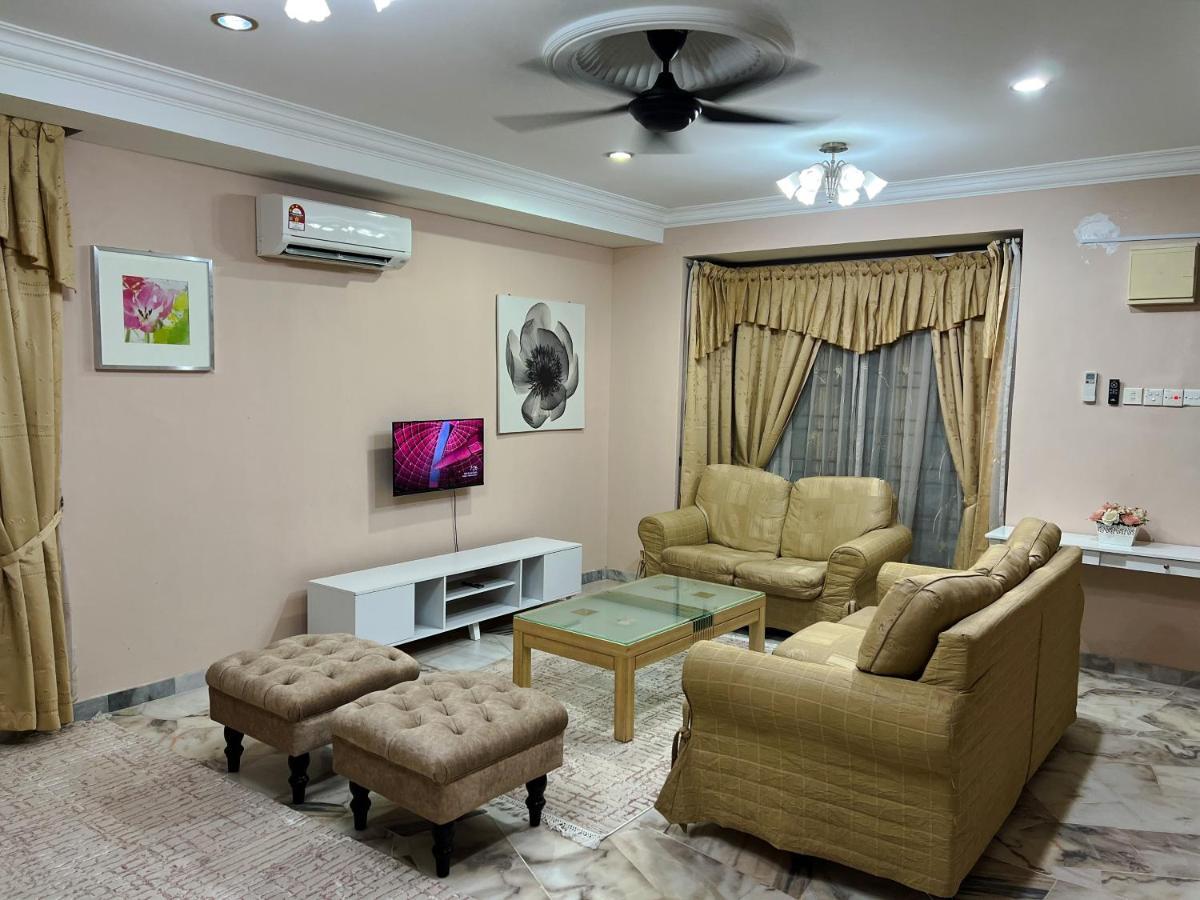 D'Lestari Homestay Seri Kembangan Exterior photo