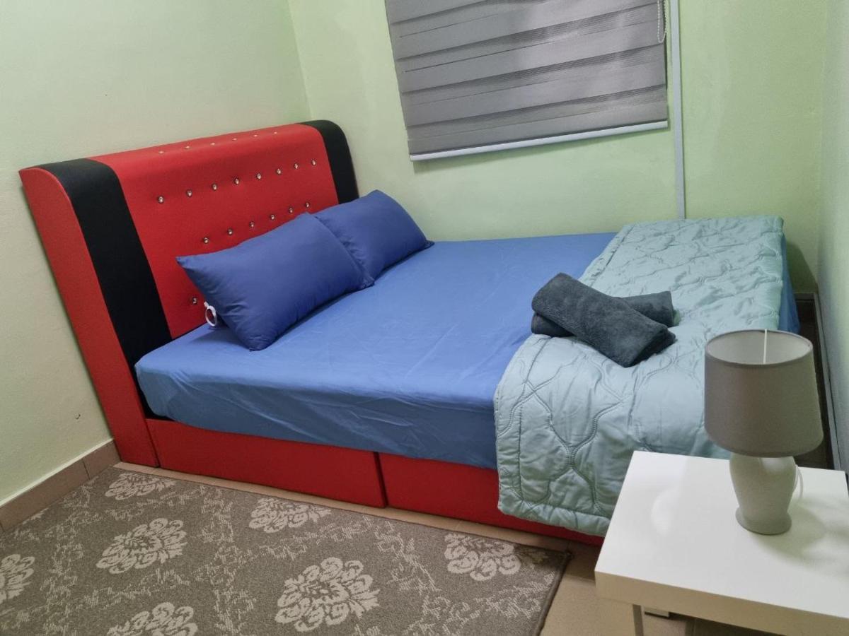 D'Lestari Homestay Seri Kembangan Exterior photo