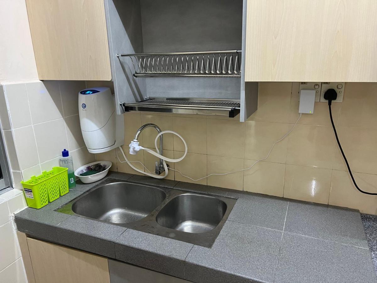 D'Lestari Homestay Seri Kembangan Exterior photo