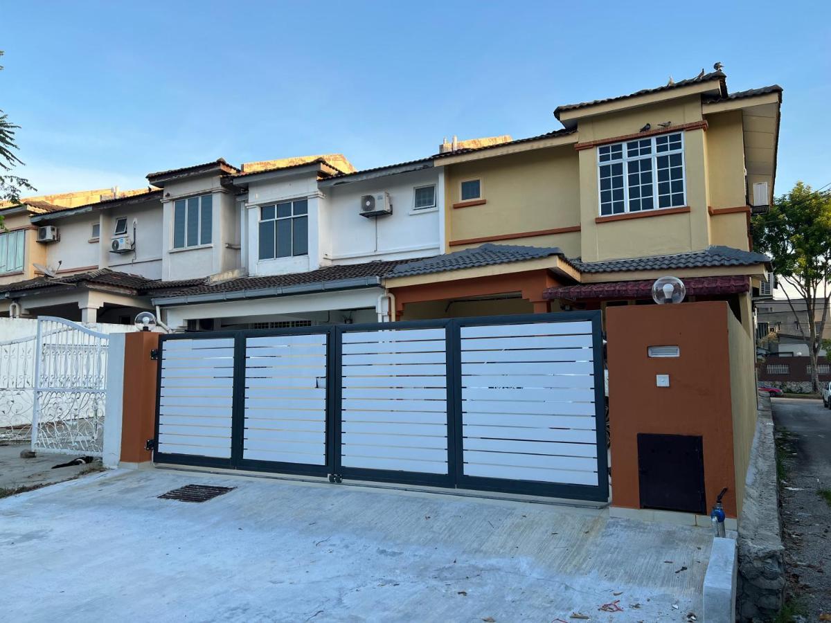 D'Lestari Homestay Seri Kembangan Exterior photo