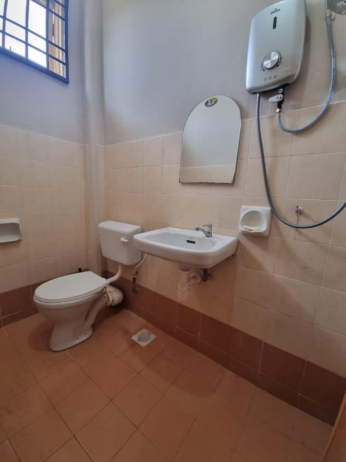 D'Lestari Homestay Seri Kembangan Exterior photo