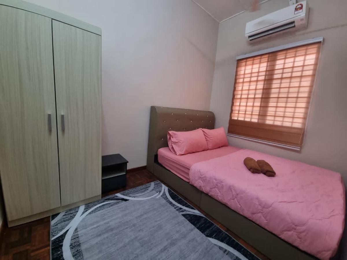 D'Lestari Homestay Seri Kembangan Exterior photo